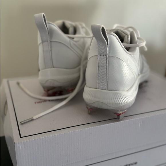 New Balance Women’s Metal Softball Cleats - Picture 3 of 8